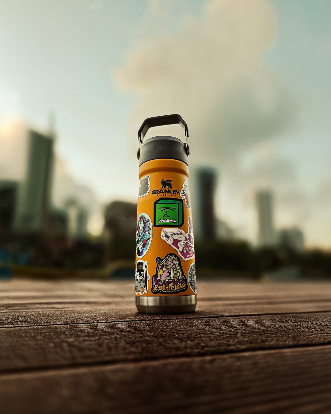 Garrafa personalizada com adesivos da Rei do Sticker