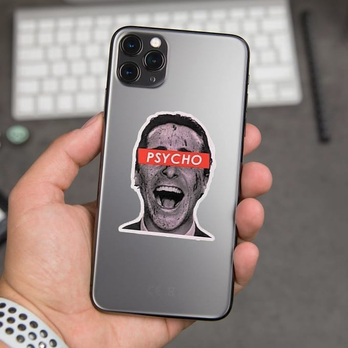 Stickers da Rei do Sticker aplicados em diferentes superfícies